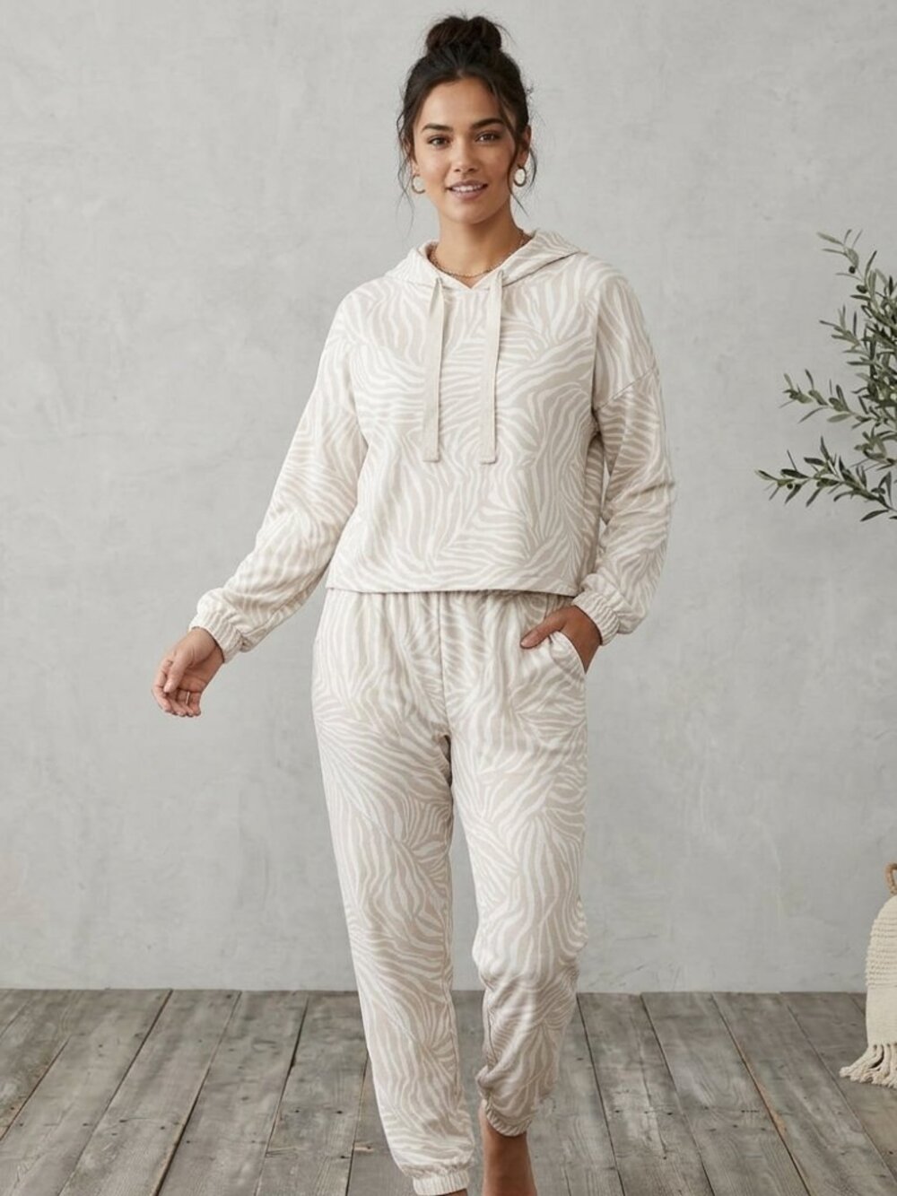 NWT Zoe + Phoebe 2pc Beige and White Hoodie and Joggers Set - Womenʻs Large